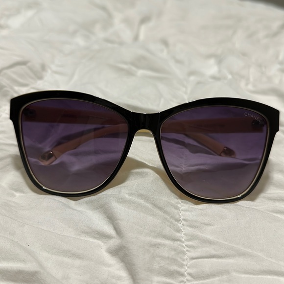 Cute oversized sunglasses. - Picture 2 of 5